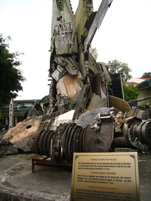 Xác máy bay trưng bày tại Bảo tàng Lịch sử quân sự VN