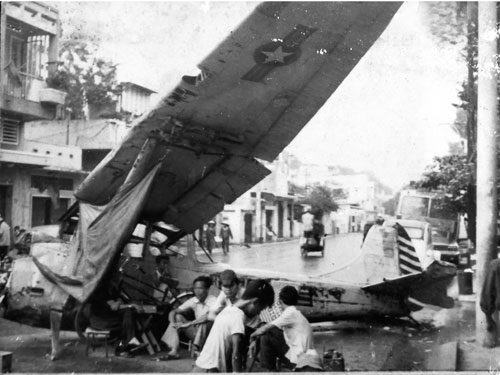 Một chiếc máy bay rơi trên đường phố Sài Gòn đầu tháng 5.1975 - Ảnh: Nguyễn Chính