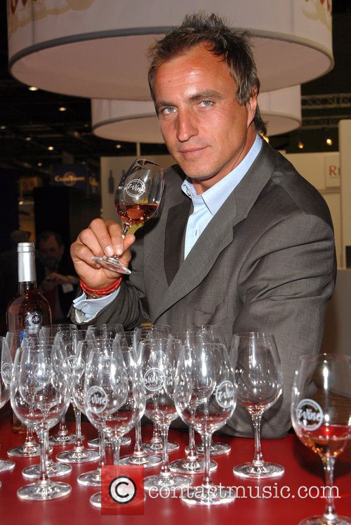 David Ginola giờ chỉ thưởng thức rượu vang - Ảnh: AFP
