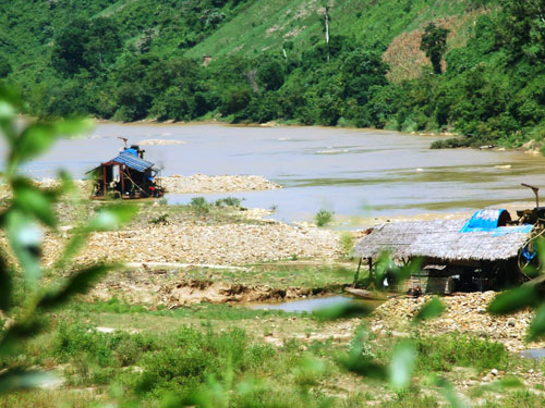 Tàu khai thác vàng giữa sông ĐắkMi - Ảnh: H.T