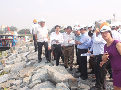 Đoàn công tác liên bộ đi thị sát tại dự án lấp sông - Ảnh: Lê Nguyễn