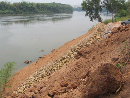 Công trường san lấp ở thượng nguồn sông Đồng Nai - Ảnh: Bạch Long