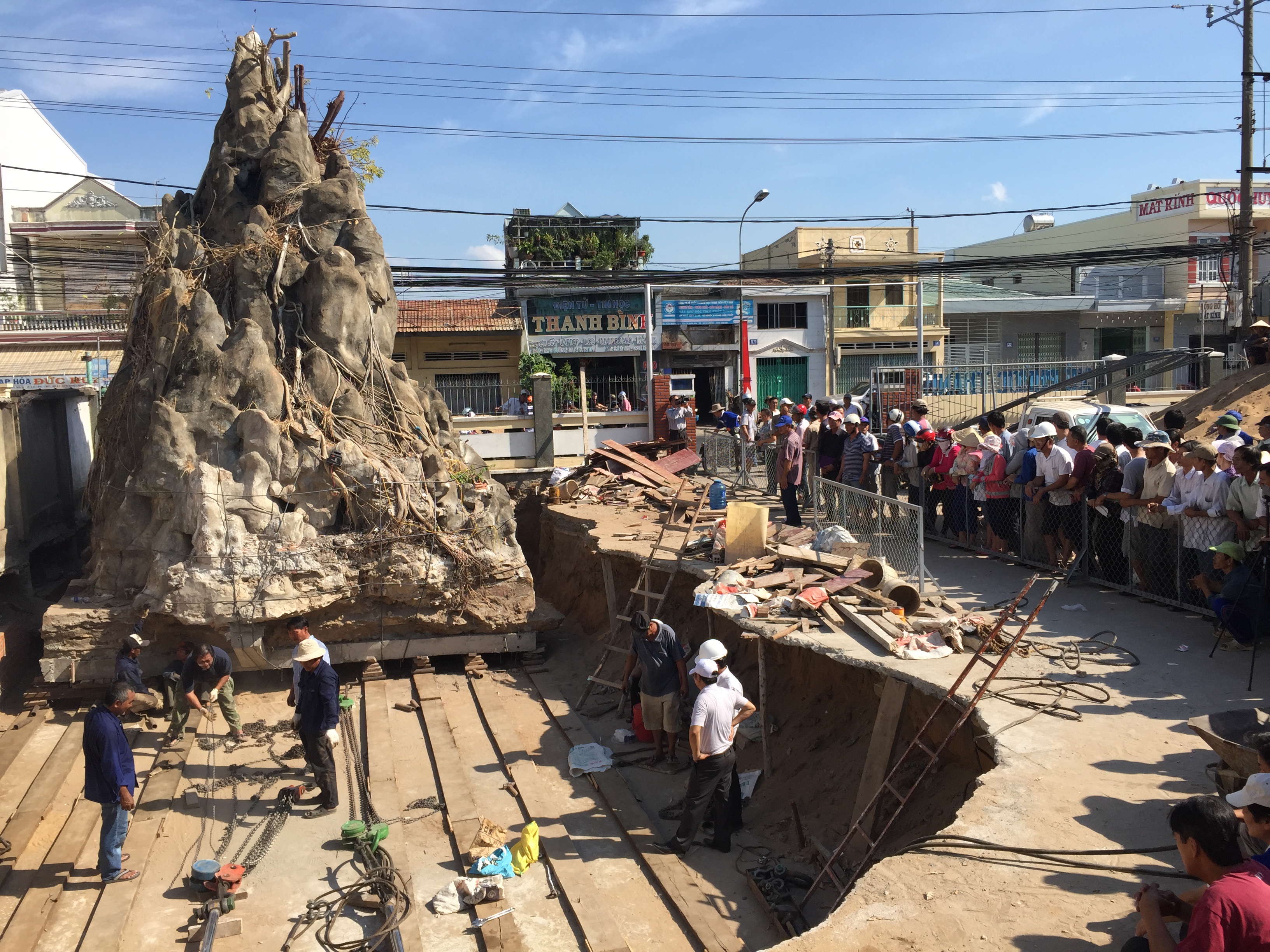 Rất đông giáo dân đến chứng kiến việc di dời núi đá Đức Mẹ nặng 420 tấn 	ảnh: Quang Thuần