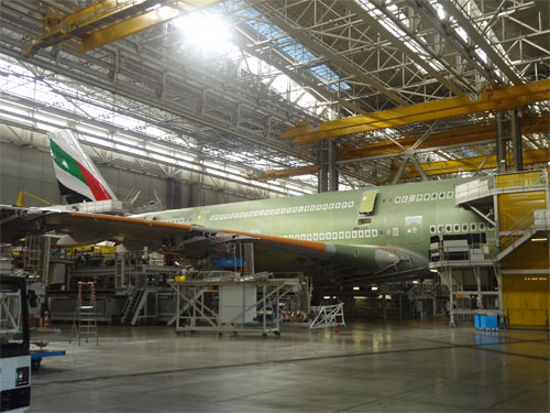 Chiếc A380 tại xưởng chế tạo máy bay của Airbus ở Toulouse - Ảnh: Mai Vọng