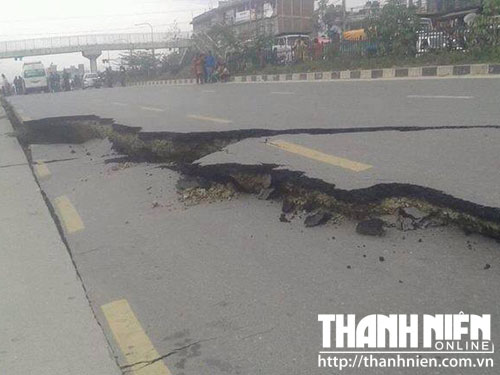  Mặt đường nứt sau trận động đất - Ảnh: Rhýthm Khapangi Magar từ Nepal