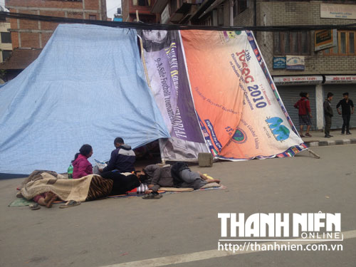 Người dân ngủ ngoài đường la liệt sau thảm họa - Ảnh: Nhân vật Kim Cương cung cấp