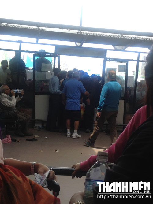 Hành khách chen lấn trước cửa vào sân bay - Ảnh: Nhân vật Kim Cương cung cấp