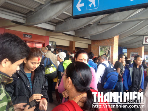Người dân tập trung trước cửa sân bay ở Kathmandu – Ảnh: Nhân vật Kim Cương cung cấp