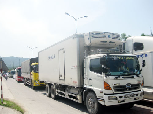 Đoàn xe bị kẹt kéo dài tới thị trấn Phú Lộc thuộc bắc đèo Phước Tượng - Ảnh: Đình Toàn