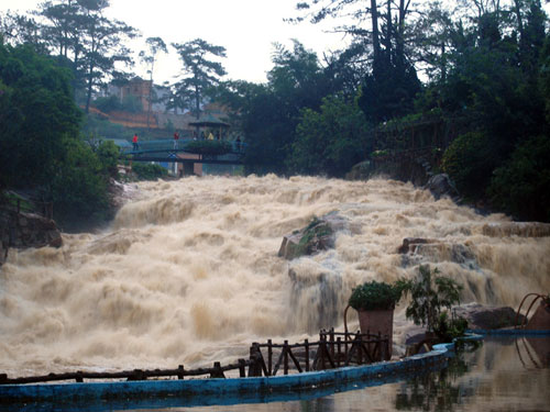 Nhiều người tham gia tìm kiếm chị Nguyễn Thị Duyên Anh tại khu vực thác Cam Ly nhưng không có kết quả