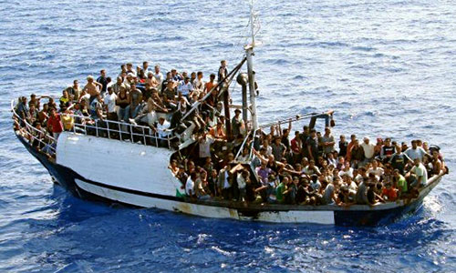 Nhiều người di cư bất chấp tính mạng để vượt biển trên những chiếc thuyền mỏng manh - Ảnh: AFP