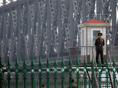 Một lính biên phòng Trung Quốc tại biên giới với Triều Tiên - Ảnh: AFP