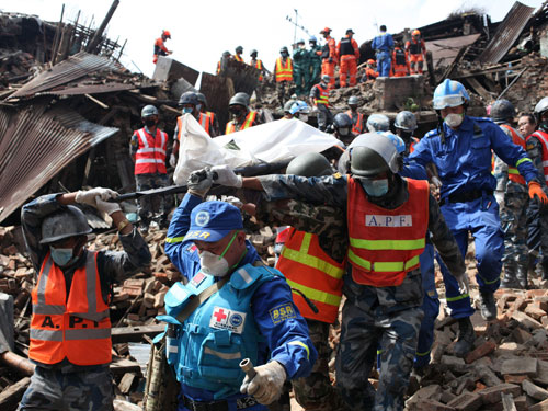 Đưa nạn nhân ra khỏi đống đổ nát sau trận động đất ở Nepal - Ảnh: AFP