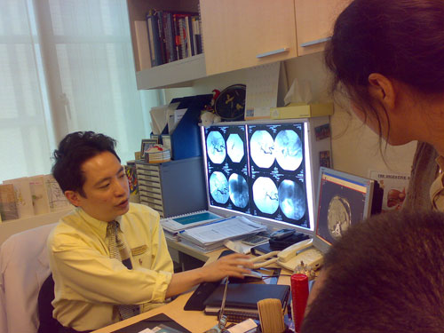 Bác sĩ Singapore chuyên trị ung thư bằng thuốc (oncologist) đang giải thích về các khối u gan của một bệnh nhân Việt Nam - Ảnh: Thục Minh