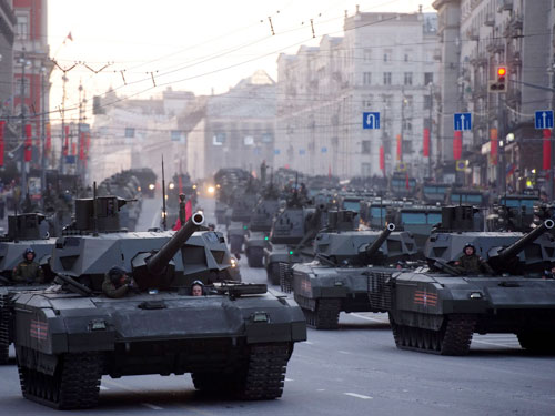 Xe tăng T-14 Armata lăn bánh trên đường phố Moscow trong buổi tổng dượt ngày 4.5 - Ảnh: AFP