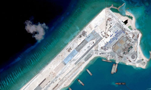Ảnh chụp vệ tinh một đường băng phi pháp mà Trung Quốc đang xây dựng ở quần đảo Trường Sa của VN - Ảnh: AFP/DigitalGlobe
