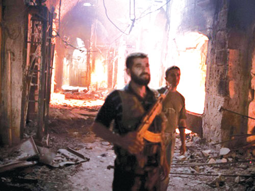 Khu chợ Al-Madina Souk bốc cháy dữ dội sau cuộc đọ súng - Ảnh: The Guardian