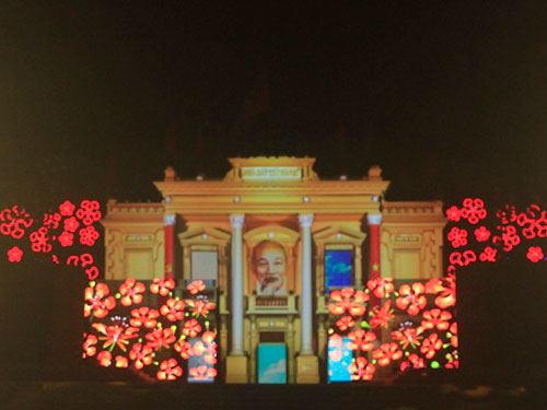 Hình ảnh Bác Hồ giữa nhà hát lớn trong đoạn phim 3D