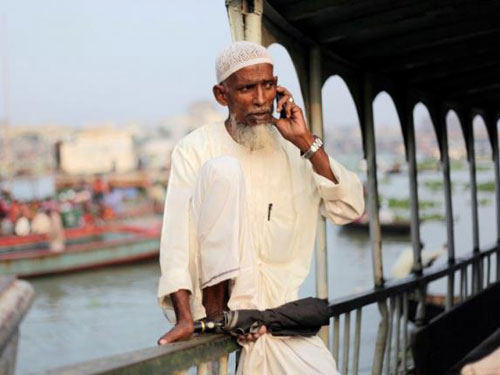 Điện thoại di động đang ngày càng phổ biến ở Bangladesh - Ảnh: Reuters
