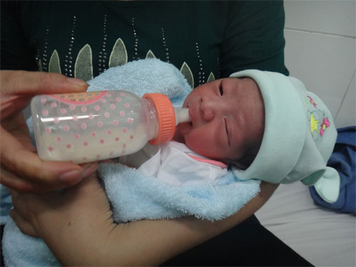 Cháu bé sơ sinh được uống sữa - Ảnh: Hoài Nam