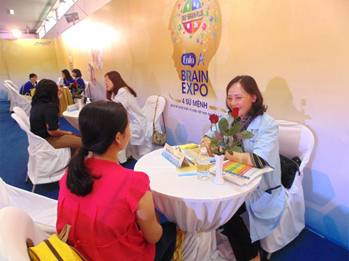 Các bà mẹ được chuyên gia tư vấn tại Brain Expo