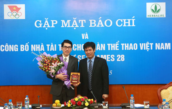Phó Tổng cục trưởng Tổng cục TDTT kiêm Trưởng đoàn TTVN tại SEA Games 28 - Trần Đức Phấn cùng đại diện nhà tài trợ tại lễ công bố      