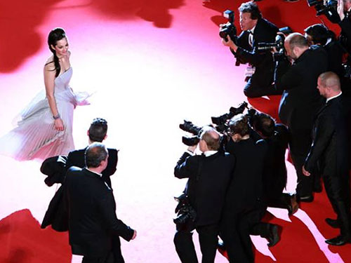 Các nghệ sĩ luôn được săn đón chu đáo trên thảm đỏ LHP Cannes - Ảnh AFP