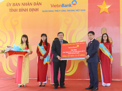 Chủ tịch HĐQT VietinBank Nguyễn Văn Thắng trao tài trợ cho tỉnh Bình Định