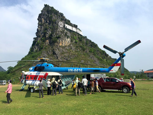 Trực thăng đưa người và thiết bị vào hang động thực hiện chương trình truyền hình trực tiếp - Ảnh: T.Q.N