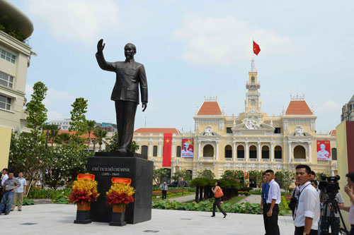 Tượng đài Chủ tịch Hồ Chí Minh trên phố đi bộ Nguyễn Huệ - Ảnh: Diệp Đức Minh