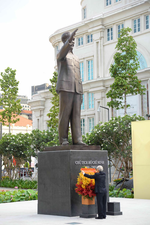 Tổng Bí thư Nguyễn Phú Trọng dâng hoa tượng đài Chủ tịch Hồ Chí Minh - Ảnh: Diệp Đức Minh