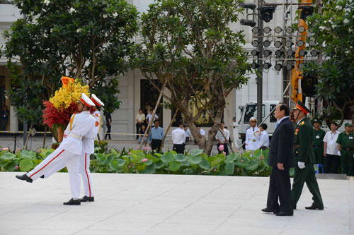 Bí thư Thành ủy TP.HCM Lê Thanh Hải dâng hoa tượng đài Chủ tịch Hồ Chí Minh - Ảnh: Diệp Đức Minh