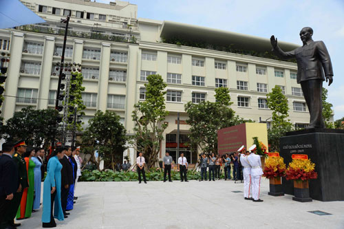 Cán bộ, người dân TP.HCM dâng hoa tượng đài Chủ tịch Hồ Chí Minh - Ảnh: Diệp Đức Minh