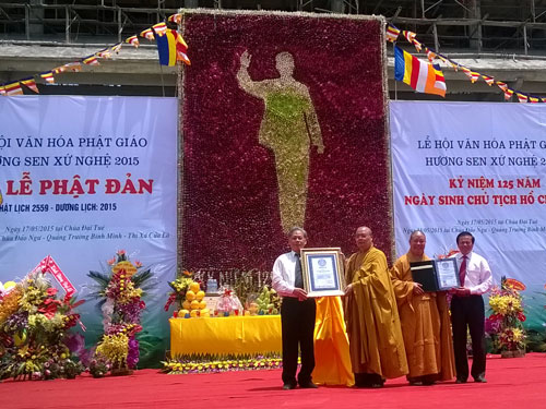 Bức tranh hoa sen chân dung Chủ tịch Hồ Chí Minh là bức tranh hoa sen lớn nhất thế giới - Ảnh: Ngọc Lam