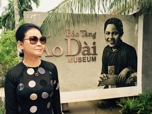 Vừa về TP.HCM, ca sĩ Khánh Ly đã tìm đến Bảo tàng Áo dài VN để tìm ý tưởng cho trang phục biểu diễn - Ảnh: Quỳnh Trân