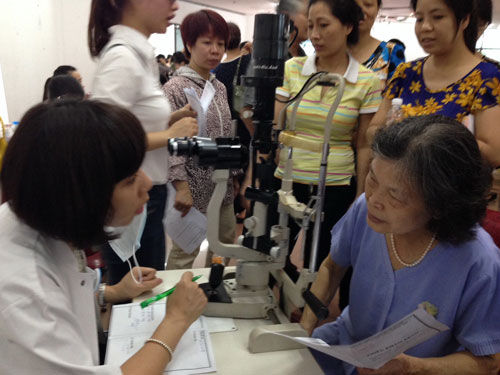 Các bác sĩ trẻ khám bệnh miễn phí cho người dân - Ảnh: Nam Kiên