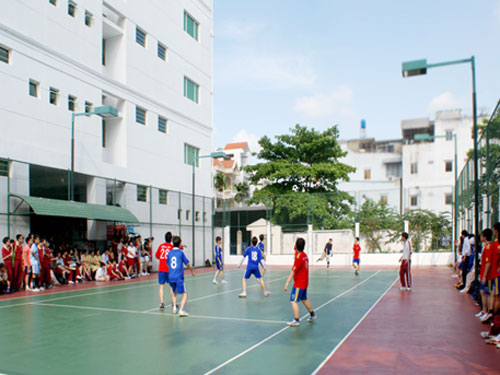 Một trận thi đấu bóng đá của học sinh Quốc tế Á Châu tại trường