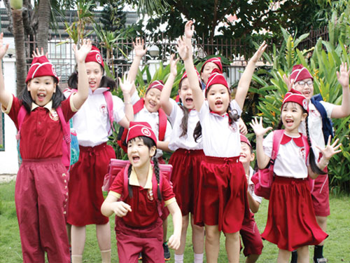 Ngô Phương Bích Ngọc (phía trước thứ 3 từ trái qua) - gương mặt học sinh Trường Quốc tế Á Châu giành giải á quân trong cuộc thi “Vietnam’s Got Talent 2015”