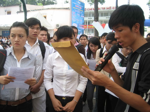 Sinh viên đăng ký tìm việc trong một ngày hội việc làm tại Nhà văn hóa Thanh niên TP.HCM - Ảnh: Lê Thanh