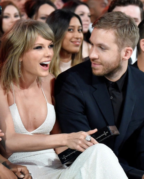 Ánh nhìn tình tứ của Calvin Harris dành cho Taylor Swift trong lễ trao giải Billboard Music Award 2015 - Ảnh AFP
