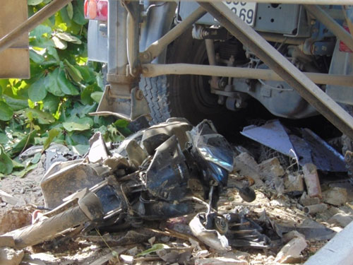 Chiếc xe máy bị cuốn xuống gầm xe đầu kéo bị hư hỏng nặng - Ảnh: Nguyên Dũng