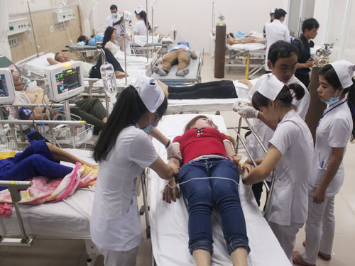 Công nhân bị ngộ độc khí nằm, ngồi la liệt ở phòng cấp cứu - Ảnh: Lê Lâm