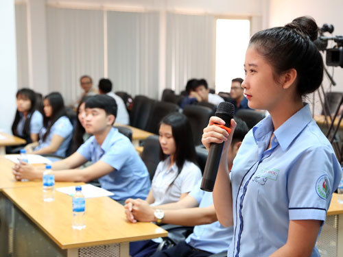 Học sinh đặt câu hỏi trong chương trình truyền hình trực tuyến chiều qua 27.5 - Ảnh: Đào Ngọc Thạch