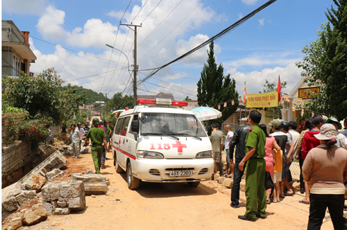 Xe cứu thương đến hiện trường tai nạn trước - Ảnh: Lâm Viên