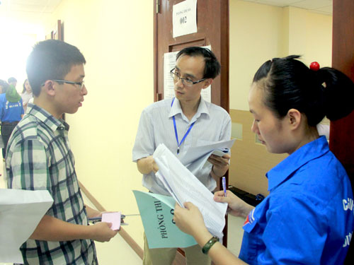 Thí sinh làm thủ tục dự thi kỳ thi đánh giá năng lực của ĐH Quốc gia Hà Nội diễn ra từ ngày 30.5 đến 2.6 - Ảnh: Trung Hiếu
