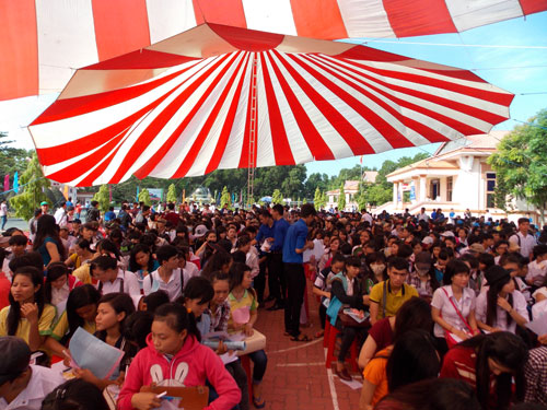 Hàng ngàn học sinh THPT tham gia Ngày hội hướng nghiệp - Hành trang vào đời tại Trường ĐH Cửu Long - Ảnh :Quang Thái