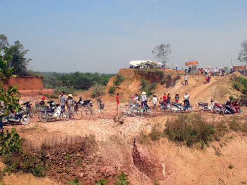 Người dân dựng lều bạt để phản đối việc xây dựng bãi xử lý rác trên đồi Mốc - Ảnh: Ái Châu