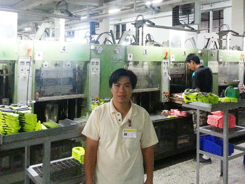 Nguyễn Duy Phước bên chiếc máy xén biên do anh sáng chế - Ảnh: T.Đ