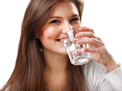 Uống nước giúp bạn sẽ cảm thấy no và ăn ít hơn