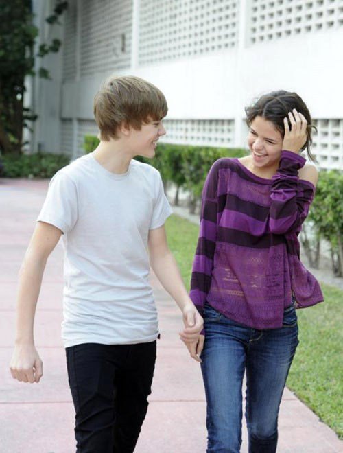 Justin Bieber luôn dành cho Selena những nụ hôn đặc biệt trước ống kính - Ảnh AFP